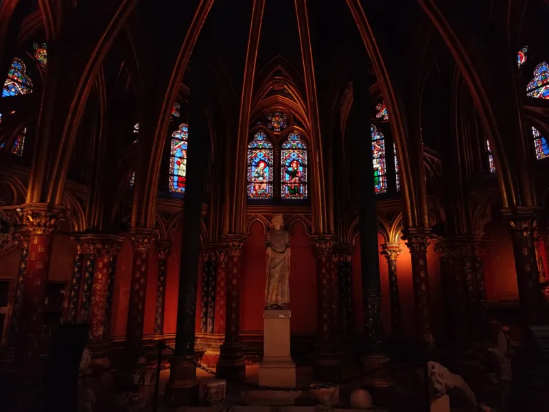 Espaces réservés, regards nouveaux : la visite 360° face à l'intimité des lieux de recueillement