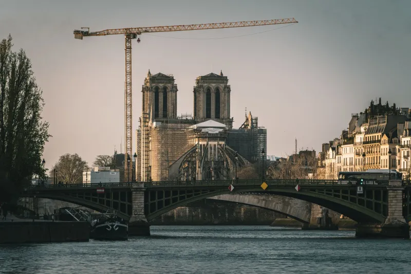 Gardiens de l'éternité : les artisans du patrimoine sacré révélés par l'œil du 360°