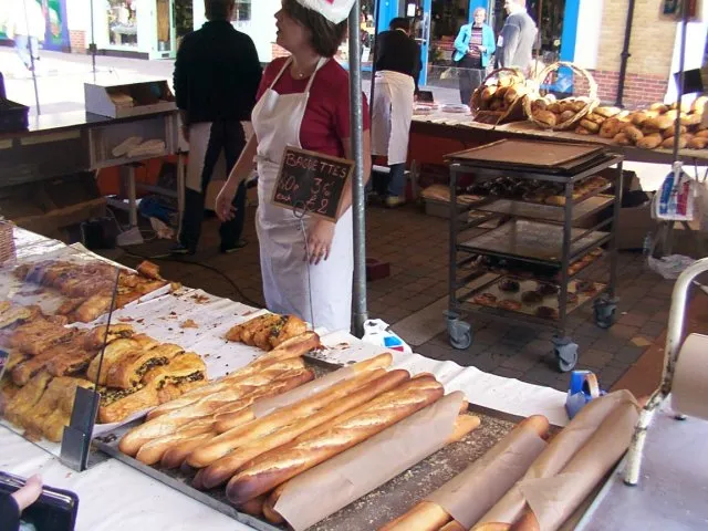 Basilique gourmande : quand les villages français célèbrent leur sanctuaire par la table