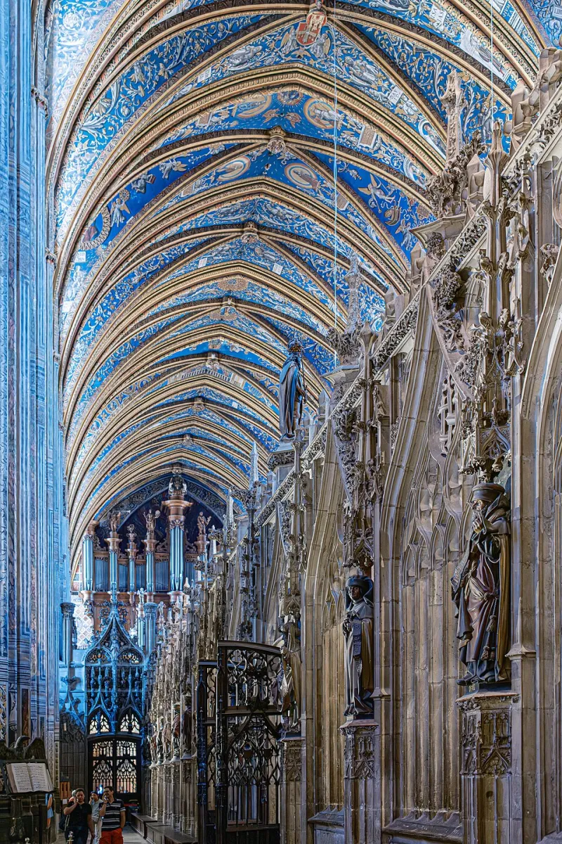 Roman ou gothique ? Le grand match des styles en visite immersive