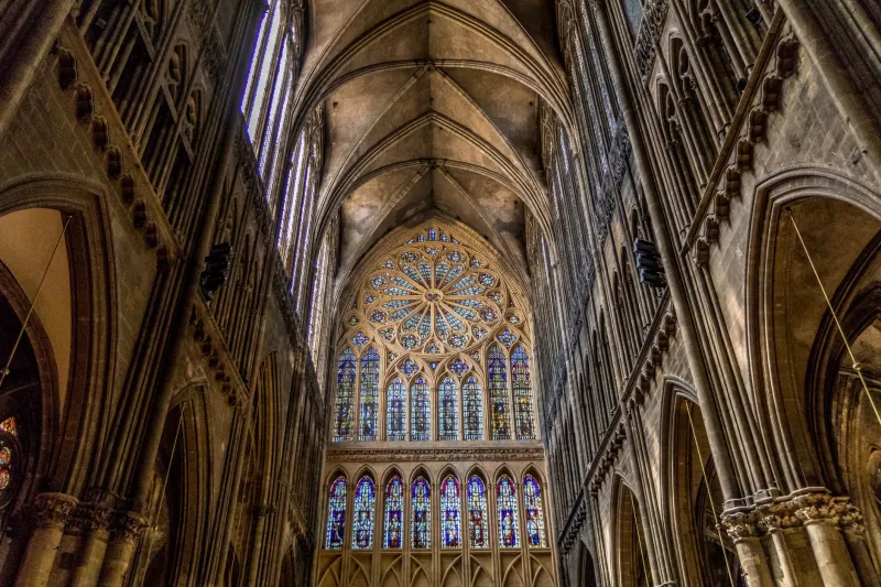Au-delà du regard : ce que la visite immersive en 360° révèle des vitraux de nos basiliques