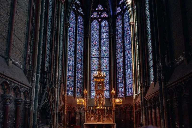 Fragments de lumière sauvés par le numérique : le 360° au service des vitraux blessés de nos basiliques